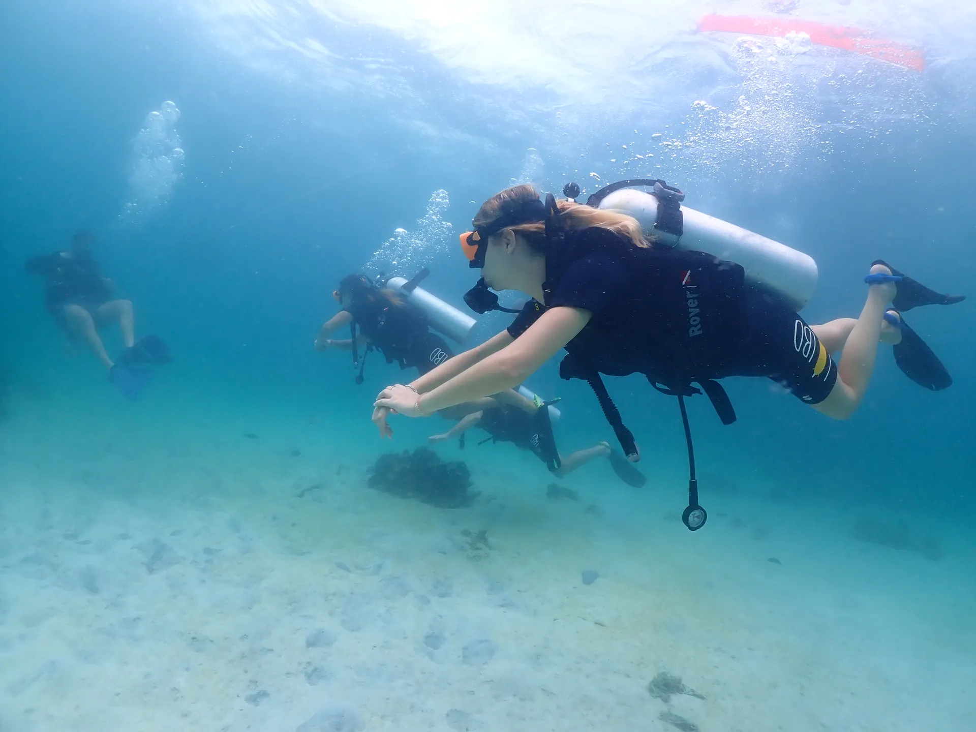 Buceadores sobre un arrecife de Gili Trawangan