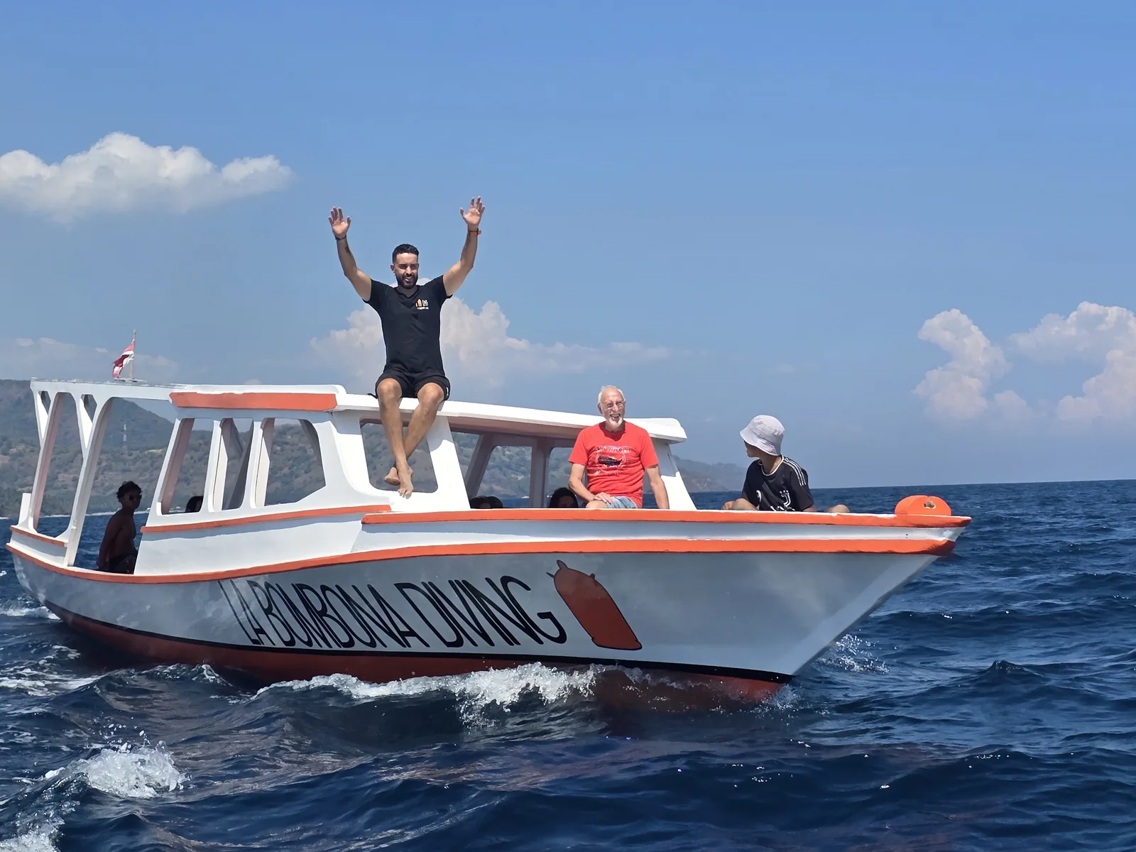El barco de buceo de La Bombona Diving en el agua frente a Gili Trawangan