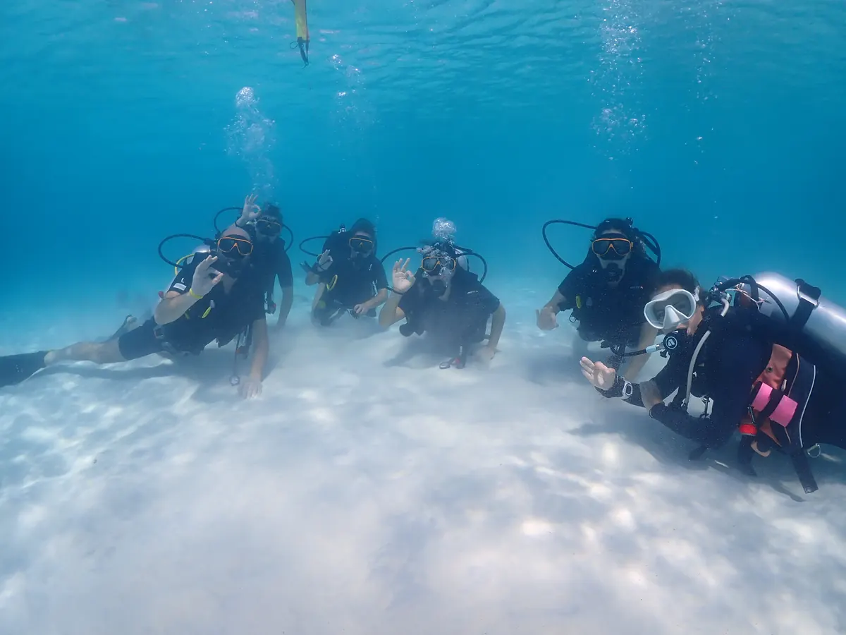 Alumnos de bautizo de buceo en aguas poco profundas