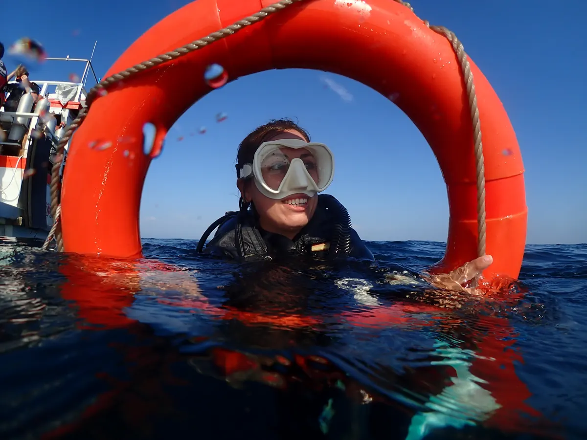 Entrenamiento de rescate en superficie con aro salvavidas