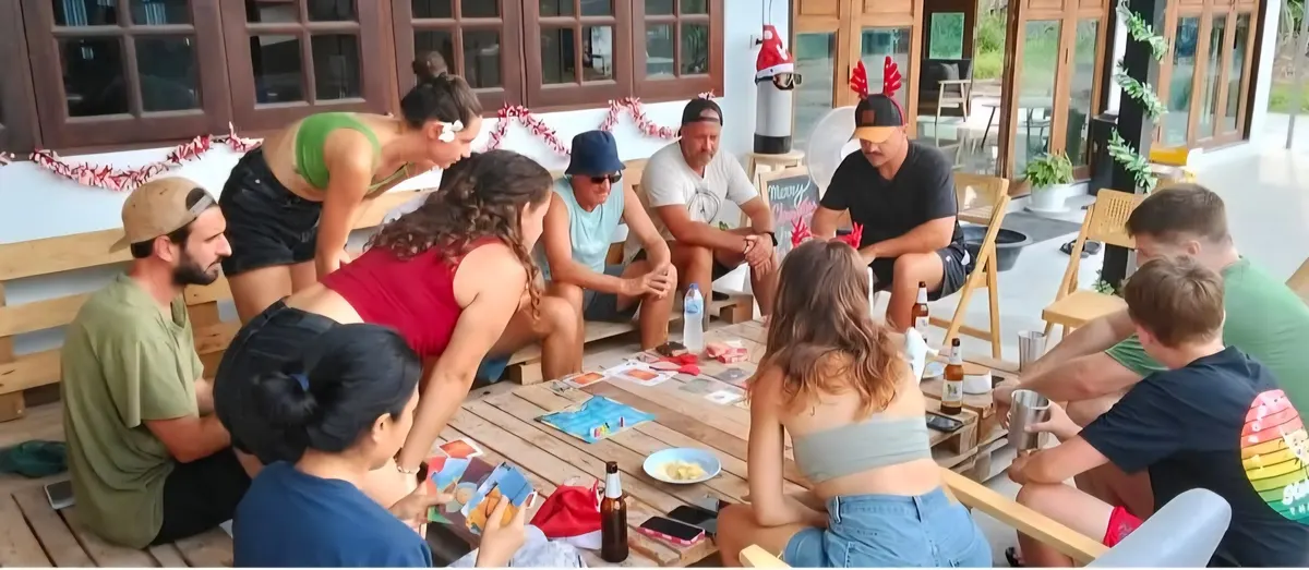 Buceadores comiendo relajados en la zona social de La Bombona Diving