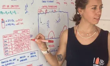 Instructor explicando la teoría en la pizarra