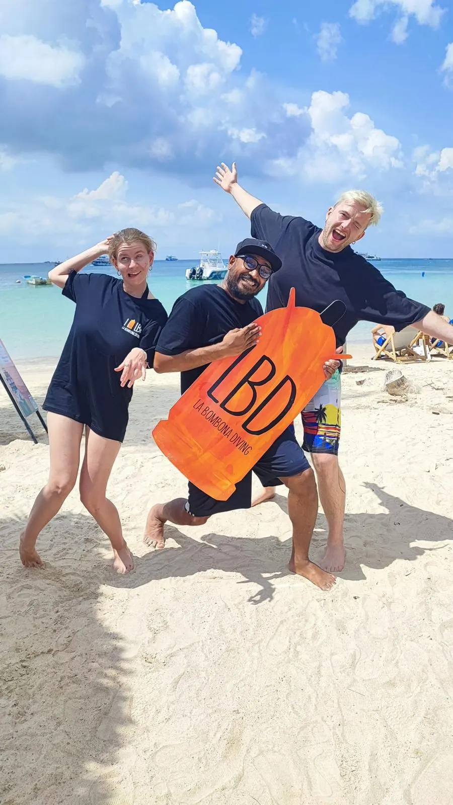 Buceadores de rescate recién certificados celebrándolo en la playa