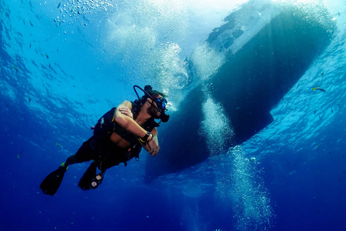 Buceador de rescate descendiendo bajo el barco de La Bombona Diving