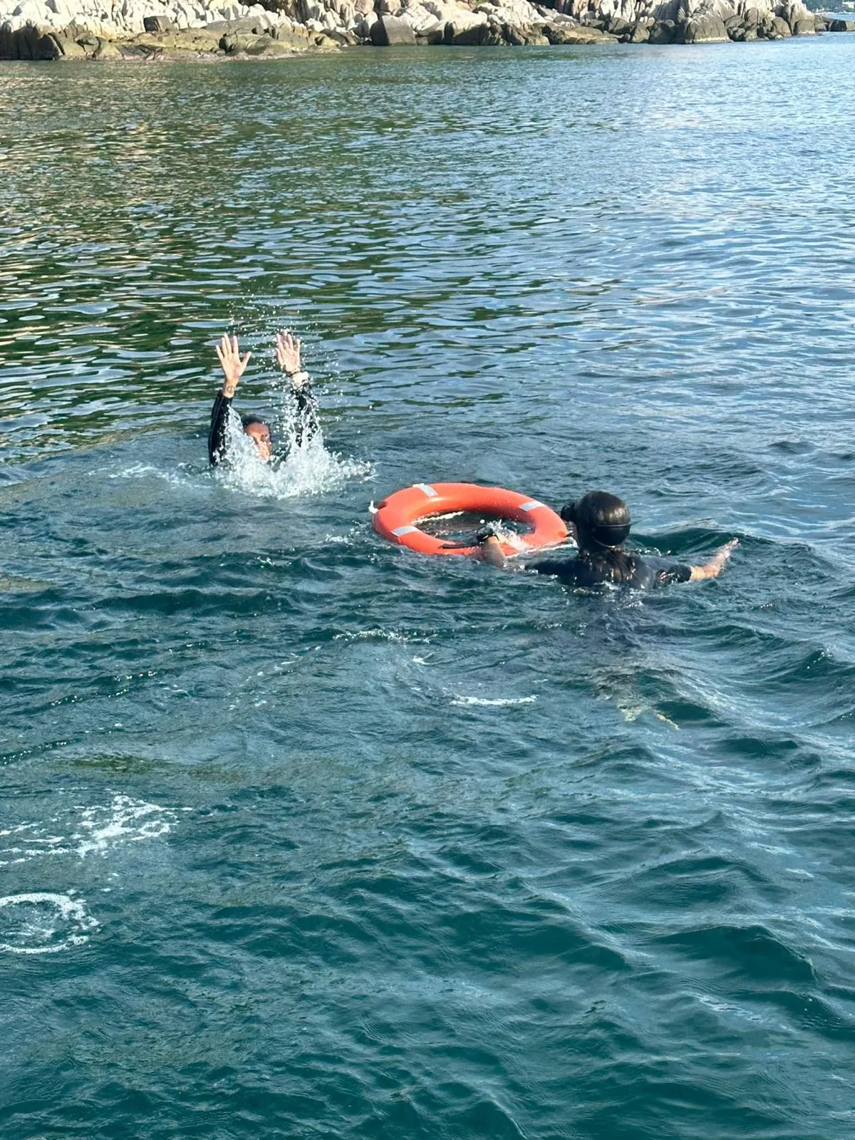 Practicando un rescate en superficie con el aro salvavidas en el mar